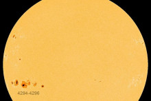 Detail slnečnej škvrny 4294-4296 v porovnaní s veľkosťou Zeme a Jupitera naznačuje, o akú veľkú chladnejšiu plochu ide.