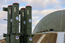 Odpaľovač nového protiraketového systému Arrow 3 sa nachádza pred radomovým krytom v nemeckom meste Annaburger. FOTO TASR/AP