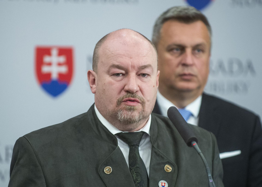 Na snímke minister športu a cestovného ruchu Rudolf Huliak a autor rekreačných poukazov Andrej Danko.

FOTO: TASR/J. Kotian