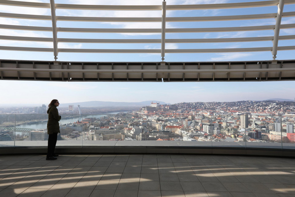 Na ilustračnej snímke je pohľad na Bratislavu zo Sky Park Tower.

FOTO: HN/ Peter Mayer