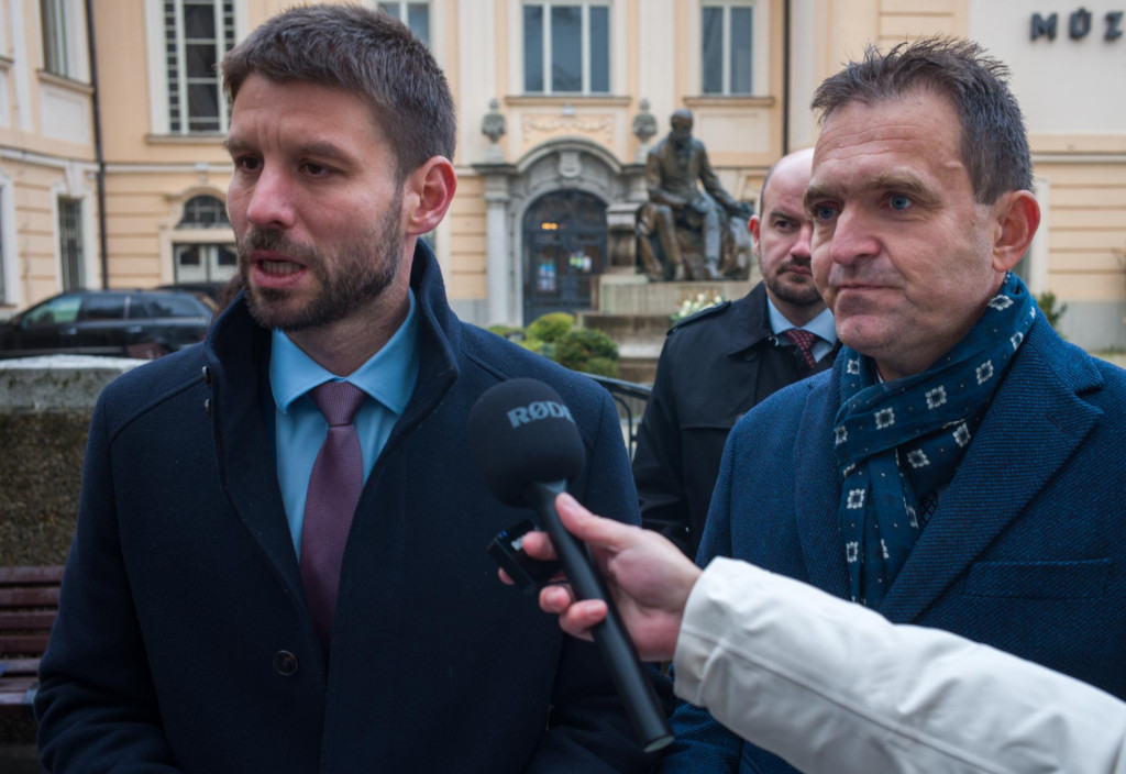 Na sn&iacute;mke zľava predseda opozičn&eacute;ho hnutia Progres&iacute;vne Slovensko (PS) Michal &Scaron;imečka, podpredseda N&aacute;rodnej rady Martin Dub&eacute;ci (PS) a poslanec Eur&oacute;pskeho parlamentu za PS Ľudov&iacute;t &Oacute;dor. FOTO: TASR/Ladislav Vallach