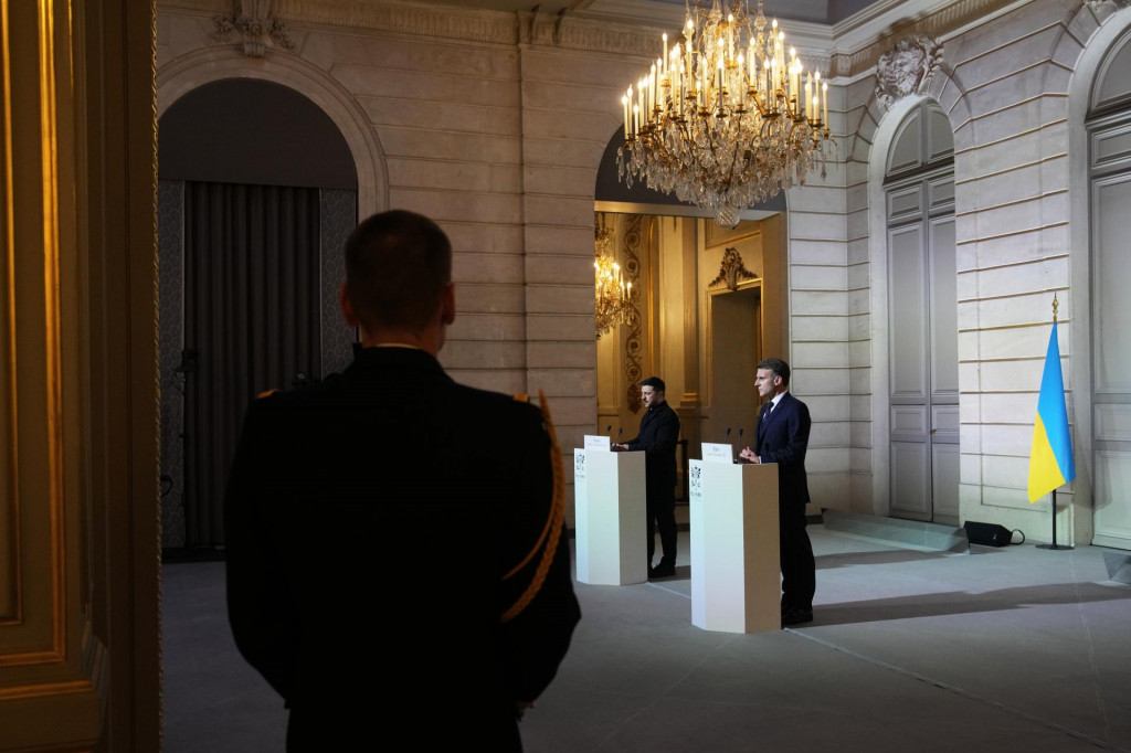 Francúzsky prezident Emmanuel Macron (uprostred vpravo) a ukrajinský prezident Volodymyr Zelenskyj. FOTO TASR/AP
