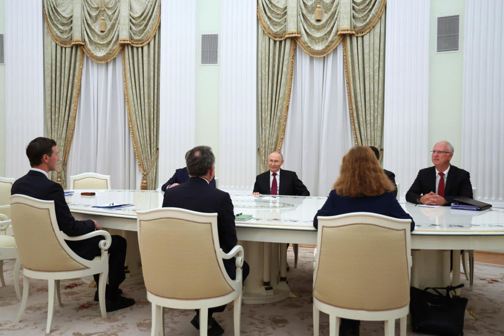 Na snímke ruský prezident Vladimir Putin (tretí sprava), poradca ruského prezidenta pre zahraničnú politiku Jurij Ušakov (štvrtý sprava), ruský vyslanec Kirill Dmitrijev (vpravo), osobitný vyslanec amerického prezidenta Steve Witkoff (vľavo uprostred), zať Donalda Trumpa Jared Kushner (tretí zľava) počas stretnutia o americkom mierovom pláne v Moskve. FOTO: TASR/AP