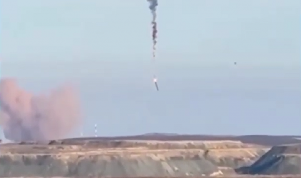 Záber z videa ukazuje neúspešné odpálenie rakety pri Orenburgu v Rusku. FOTO: YouTube/Enzo