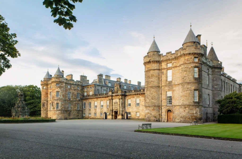 Kráľovský palác je obľúbenou destináciou turistov.