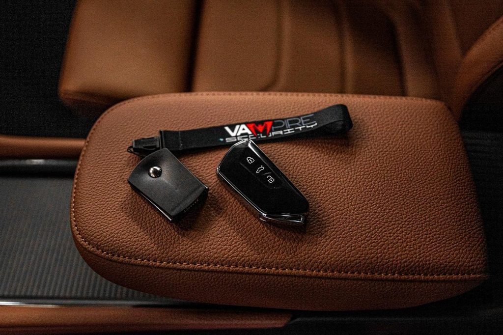 VAM kľúč v porovnaní s bežným kľúčom od auta