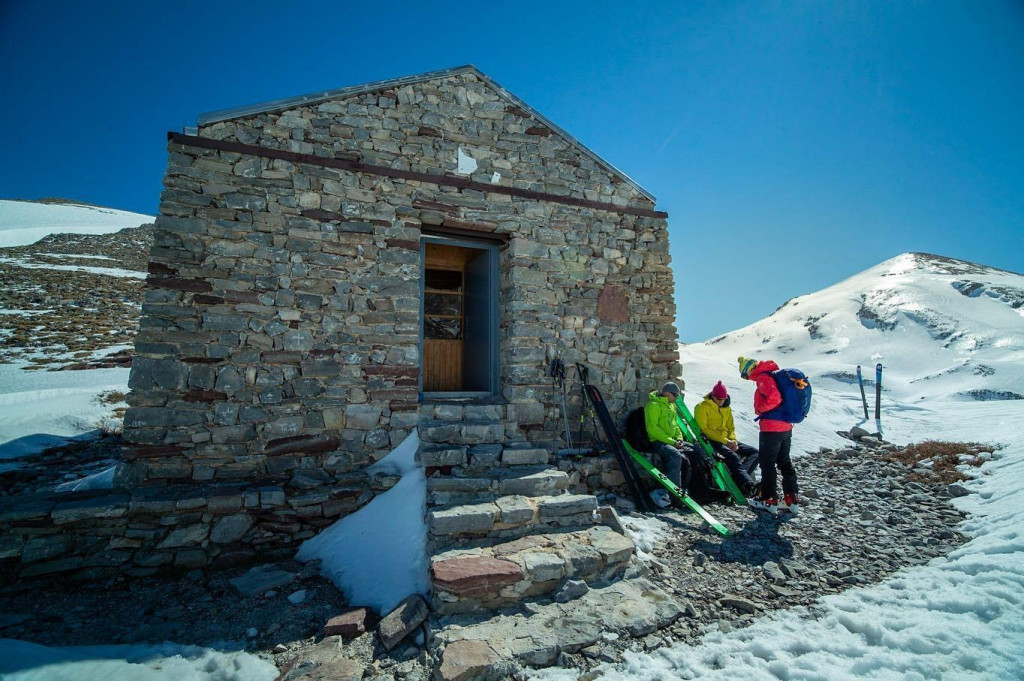 Lyžovanie z vrcholu Svätého Ducha k chate Katsiveli v Lefka Ori.