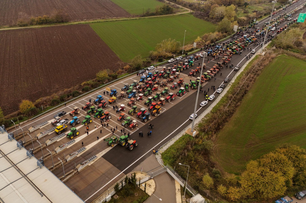 Farmárske traktory blokujúce štátnu diaľnicu neďaleko mýtnej stanice počas protestu neďaleko Trikaly v Grécku. FOTO: Reuters