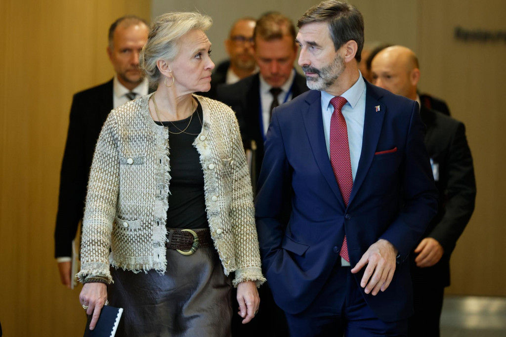 Slovenský minister zahraničných vecí Juraj Blanár (vpravo) kráča so svojou islandskou rezortnou partnerkou Katrin Gunnarsdottirovou po pracovnom obede počas zasadnutia ministrov zahraničných vecí členských krajín Severoatlantickej aliancie  v sídle NATO v Bruseli. FOTO: TASR/AP