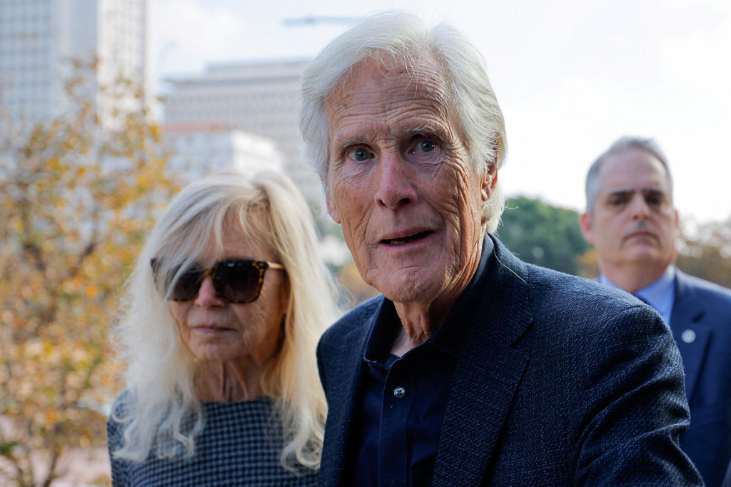 Suzanne Perry a Keith Morrison, matka a nevlastný otec Matthewa Perryho, prichádzajú na federálny súd na vynesenie rozsudku nad Dr. Salvadorom Plasenciom po tom, čo sa priznal k štyrom bodom obžaloby z distribúcie ketamínu hercovi Matthewovi Perrymu pred jeho smrťou. FOTO: Reuters