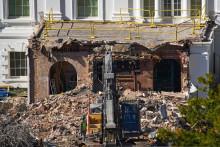 Demolačné práce na východnom krídle Bieleho domu vo Washingtone. FOTO: TASR/AP