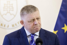 Predseda slovenskej vlády Robert Fico vie, že ekonomika stráca dych, a tak nemá dôvod na úsmev. FOTO: TASR
