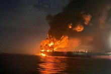 Plamene a hustý dym stúpajú z tankera po tom, čo výbuchy otriasli dvoma plavidlami ruskej tieňovej flotily v Čiernom mori neďaleko tureckého Bosporského prielivu. FOTO: Reuters