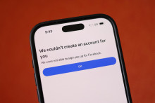 Zákon nadobudne účinnosť 10. decembra a po online platformách ako Facebook, TikTok či YouTube vyžaduje, aby zablokovali účty maloletých používateľov do 16 rokov. FOTO: REUTERS