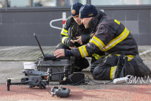 Hasiči analyzujú zábery z dronu na uzatvorenej ulici v Žiline v súvislosti s únikom neznámej látky do ovzdušia. FOTO: TASR/Daniel Stehlík