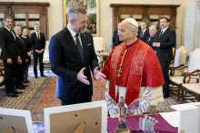 Na snímke pápež Lev XIV. (v popredí vpravo) a slovenský prezident Peter Pellegrini. FOTO: TASR/ANSA