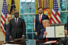 Americký prezident Donald Trump drží list adresovaný rwandskému prezidentovi Paulovi Kagamemu, v ktorom mu blahoželá k mierovej dohode s Konžskou demokratickou republikou. FOTO: Reuters