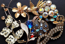 Brošne by vám medzi doplnkami rozhodne nemali chýbať.