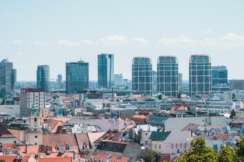 V&yacute;stavba bytov a kancel&aacute;rskych priestorov zmenila panor&aacute;mu v Bratislave. FOTO: Shutterstock