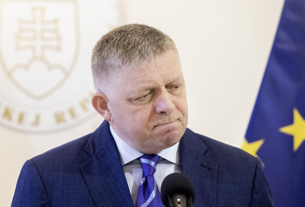Predseda slovenskej vlády Robert Fico vie, že ekonomika stráca dych, a tak nemá dôvod na úsmev. FOTO: TASR