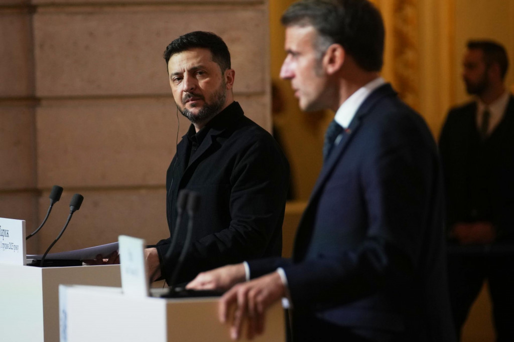 Francúzsky prezident Emmanuel Macron (vpravo) a ukrajinský prezident Volodymyr Zelenskyj. FOTO: TASR/AP