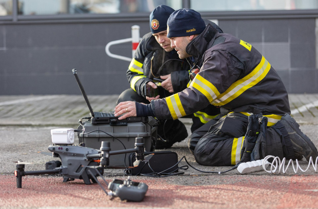 Hasiči analyzujú zábery z dronu na uzatvorenej ulici v Žiline v súvislosti s únikom neznámej látky do ovzdušia. FOTO: TASR/Daniel Stehlík