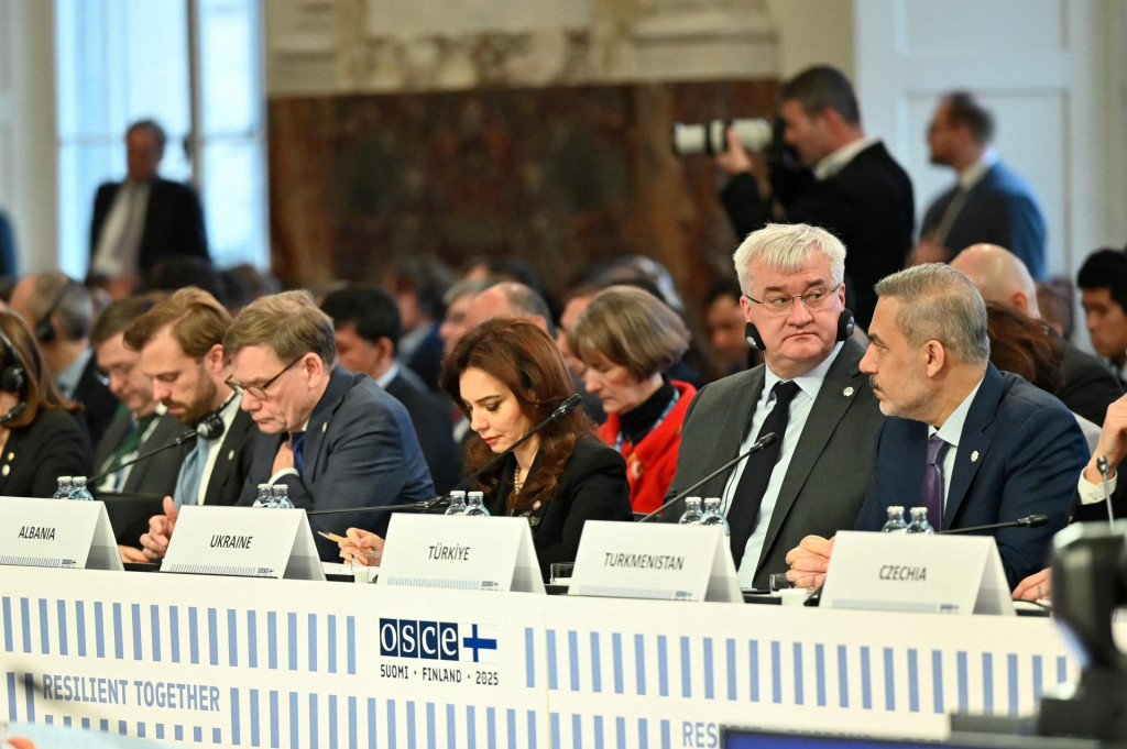 Ukrajinský minister zahraničia Andrij Sybiha (druhý sprava) na zasadnutí šéfov diplomacií krajín Organizácie pre bezpečnosť a spoluprácu v Európe (OBSE) vo Viedni. FOTO: REUTERS
