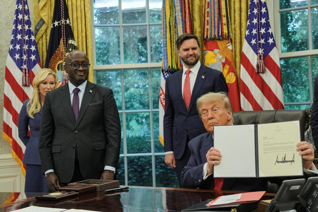 Americký prezident Donald Trump drží list adresovaný rwandskému prezidentovi Paulovi Kagamemu, v ktorom mu blahoželá k mierovej dohode s Konžskou demokratickou republikou. FOTO: Reuters