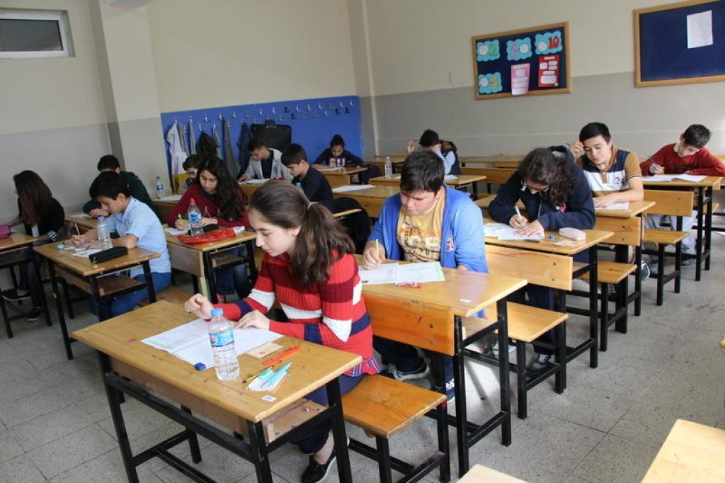 Výška závisí od príjmov rodiny a od toho, aký prospech žiak dosiahol v predchádzajúcom polroku.