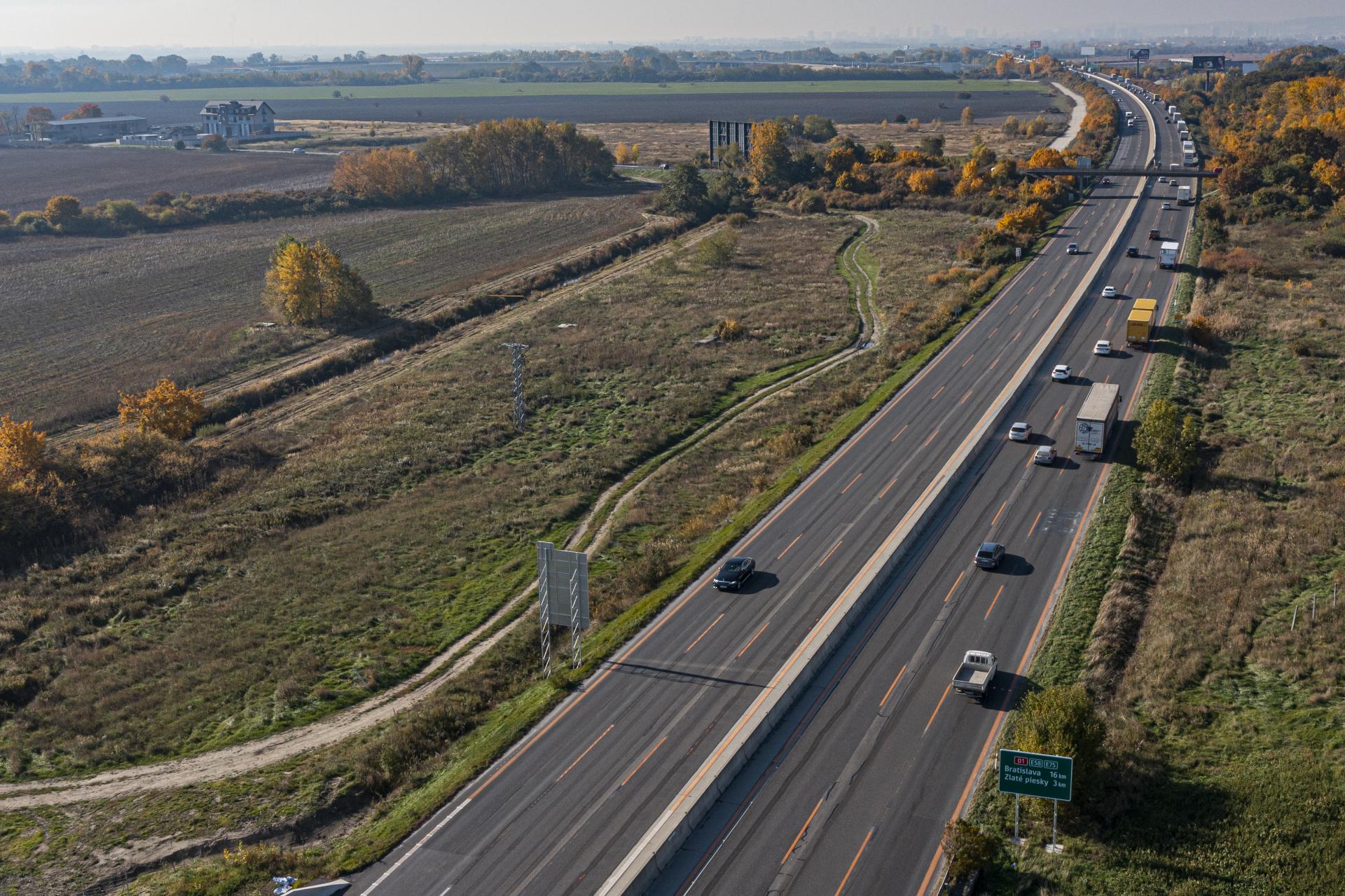 Práce na rozšírení D1 pri Bratislave predĺžili. Šéf diaľničiarov avizuje čiastočné spustenie po Novom roku