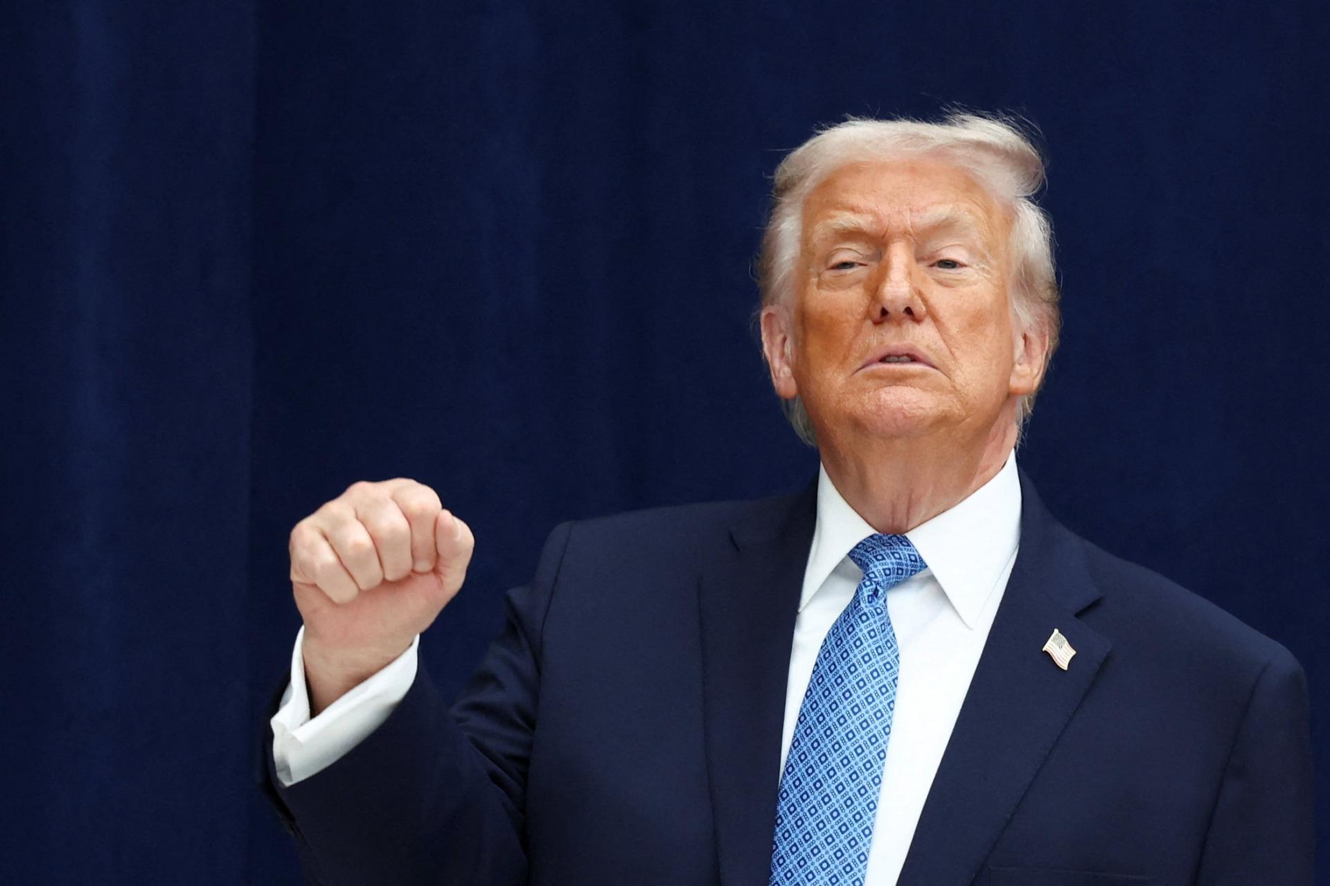 Trump opäť pritvrdzuje. Pracovné povolenia pre migrantov skresal z piatich rokov na 18 mesiacov