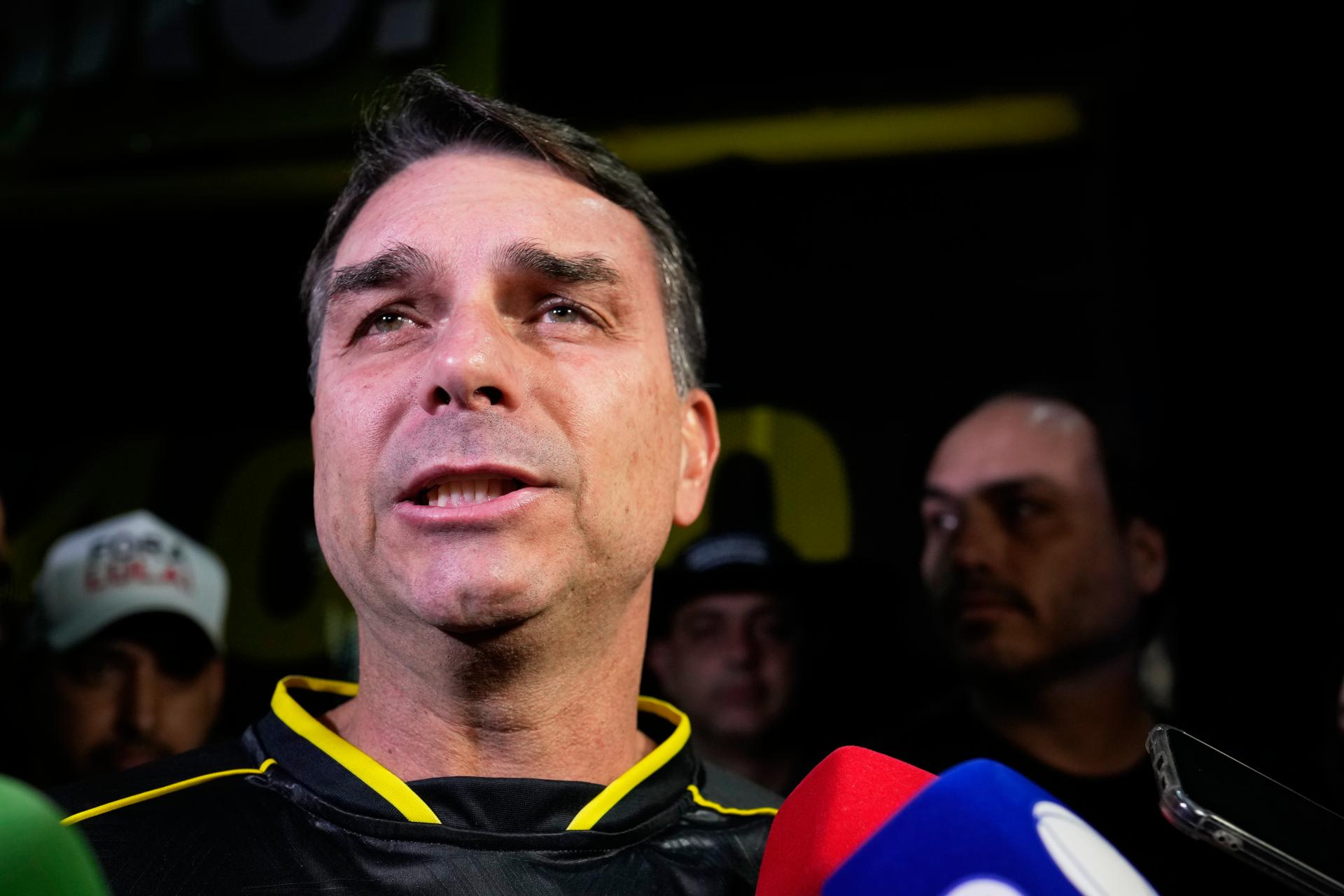 Odsúdený Bolsonaro si vybral nástupcu. Syna Flávia podporí v prezidentských voľbách v Brazílii