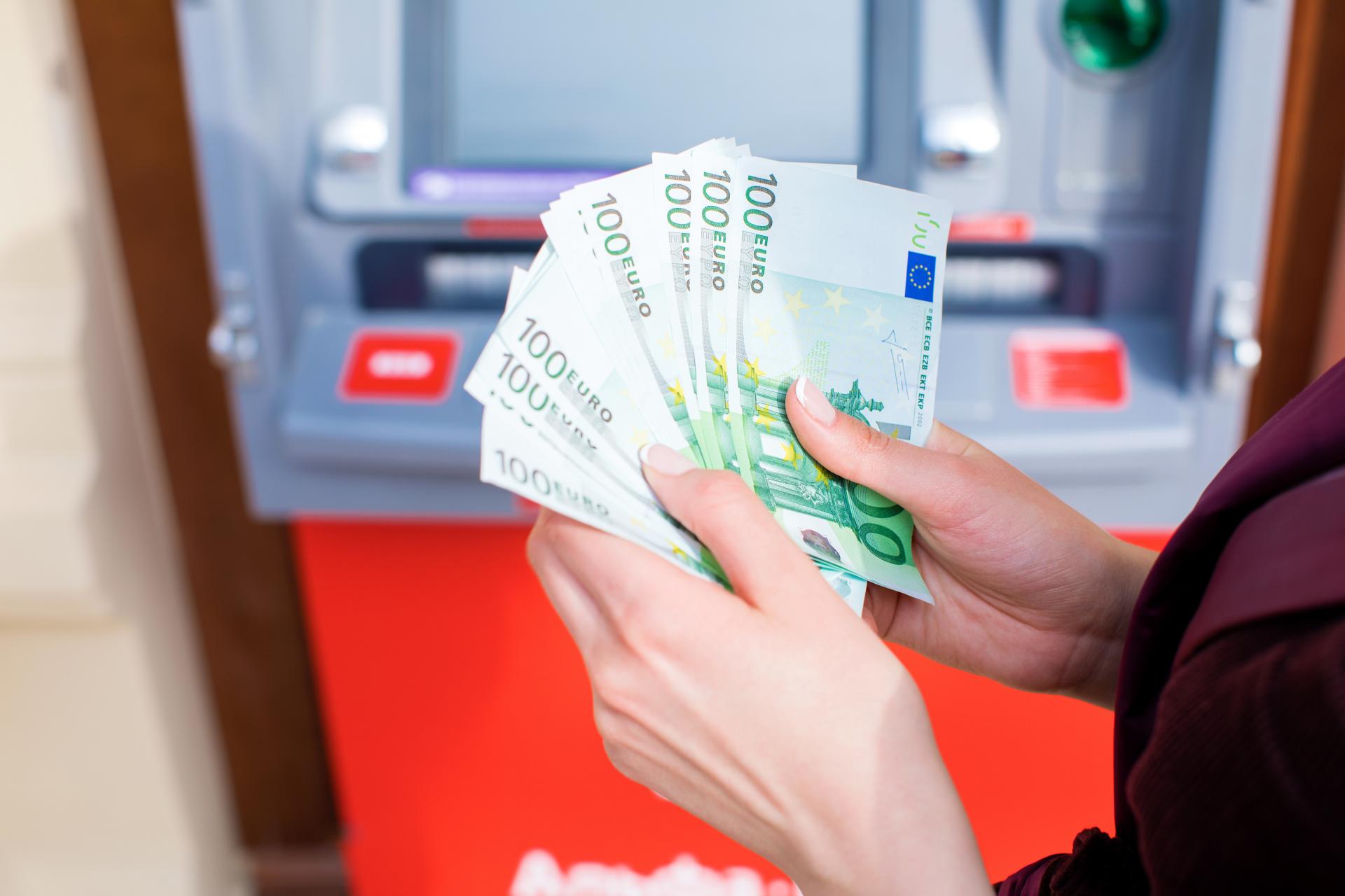 Slováci majú v bankách miliardy eur a tempo úspor rastie. Experti pre HN načrtli štyri hlavné príčiny