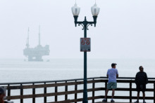 Ropná plošina v hmle pri pobreží Kalifornie. FOTO: REUTERS