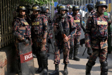 Ozbrojení príslušníci bangladéšskych síl strážili  1. decembra budovu súdu v Dháke, ktorý vyniesol verdikt v korupčnej kauze expremiérky Vadžídovej. FOTO: Reuters