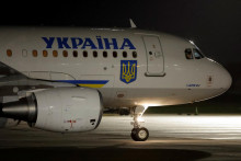 Zelenskyj prilieta na štátnu návštevu Írska na letisku v Dubline. FOTO: Reuters