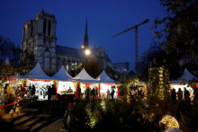 Vianočné trhy pri Notre Dame. FOTO: Reuters