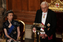 Nemecký prezident Frank-Walter Steinmeier prehovoril vedľa britskej princeznej Anny. FOTO: Reuters