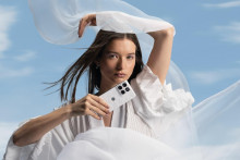 Motorola Edge 70 vo farbe roka 2026 - Pantone 11-4201 Cloud Dancer.