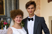 Mladomanželia Veronika Marková (Anna Magdaléna Hroboňová) a Robo Hanúsek (Kristián Macháček).