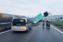 Nehoda kamióna Pred Banskou Bystricou. FOTO: Polícia Slovenskej republiky
