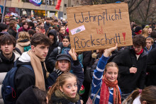 Študenti držia transparent na proteste proti plánu spolkovej vlády zaviesť dobrovoľnú brannú povinnosť v Berlíne. FOTO: TASR/AP