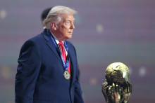 Americký prezident Donald Trump (na snímke), ktorému udelil cena Mieru Medzinárodnej futbalovej federácie (FIFA) prezident FIFA Gianni Infantino počas žrebu svetového šampionátu vo futbale vo Washingtone. FOTO: TASR/AP
