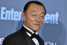 Americký herec japonského pôvodu Cary-Hiroyuki Tagawa pózuje na udeľované filmových cien Critics‘ Choice Movie Awards v Santa Monice. FOTO: TASR/AP