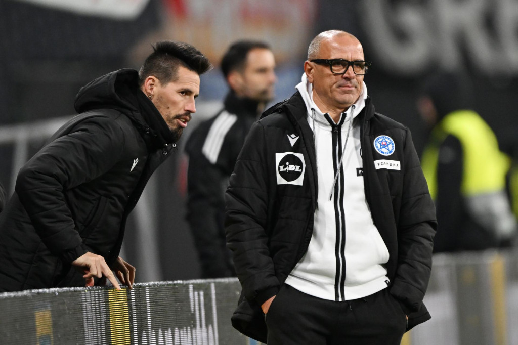 Sprava tréner Francesco Calzona (Slovensko) a asistent trénera Marek Hamšík. FOTO: TASR/Michal Svítok