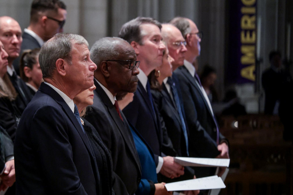 Sudcovia Najvyššieho súdu USA John G. Roberts ml., Clarence Thomas a Samuel A. Alito ml. FOTO: Reuters