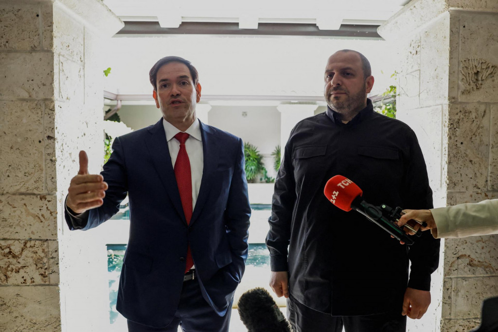 Tajomník Ukrajinskej rady národnej bezpečnosti a obrany Rustem Umerov a minister zahraničných vecí USA Marco Rubio. FOTO: Reuters