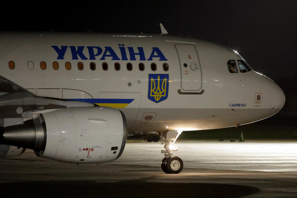 Zelenskyj prilieta na štátnu návštevu Írska na letisku v Dubline. FOTO: Reuters