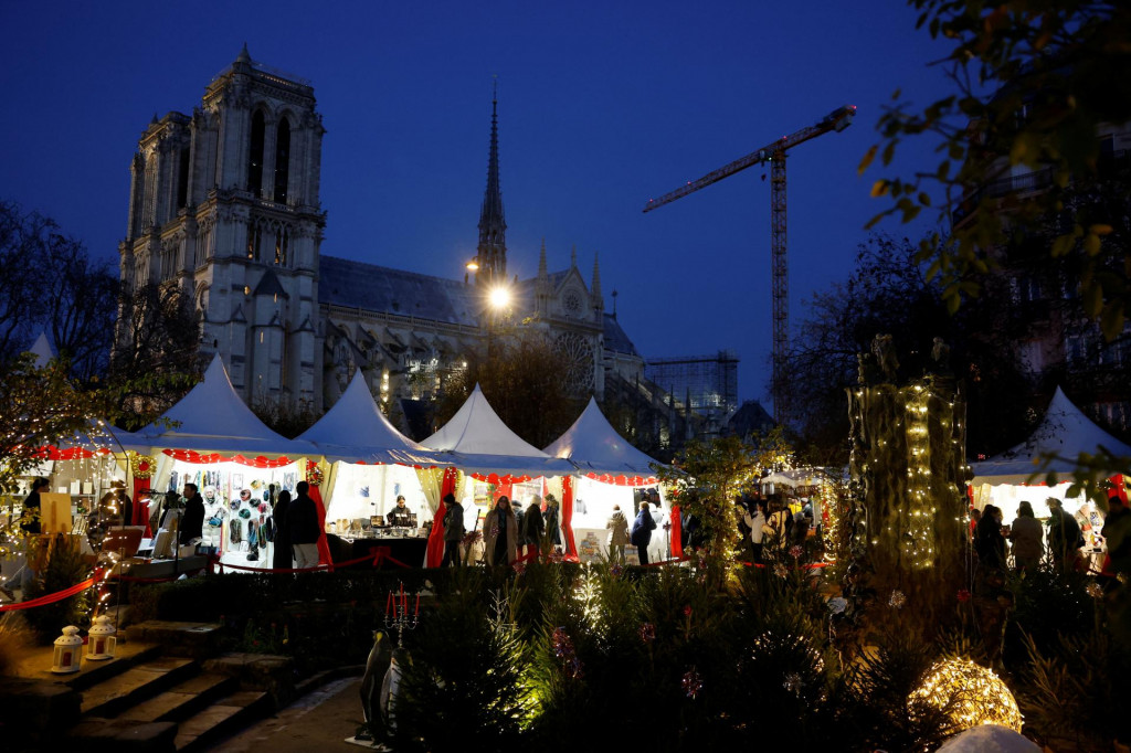 Vianočné trhy pri Notre Dame. FOTO: Reuters