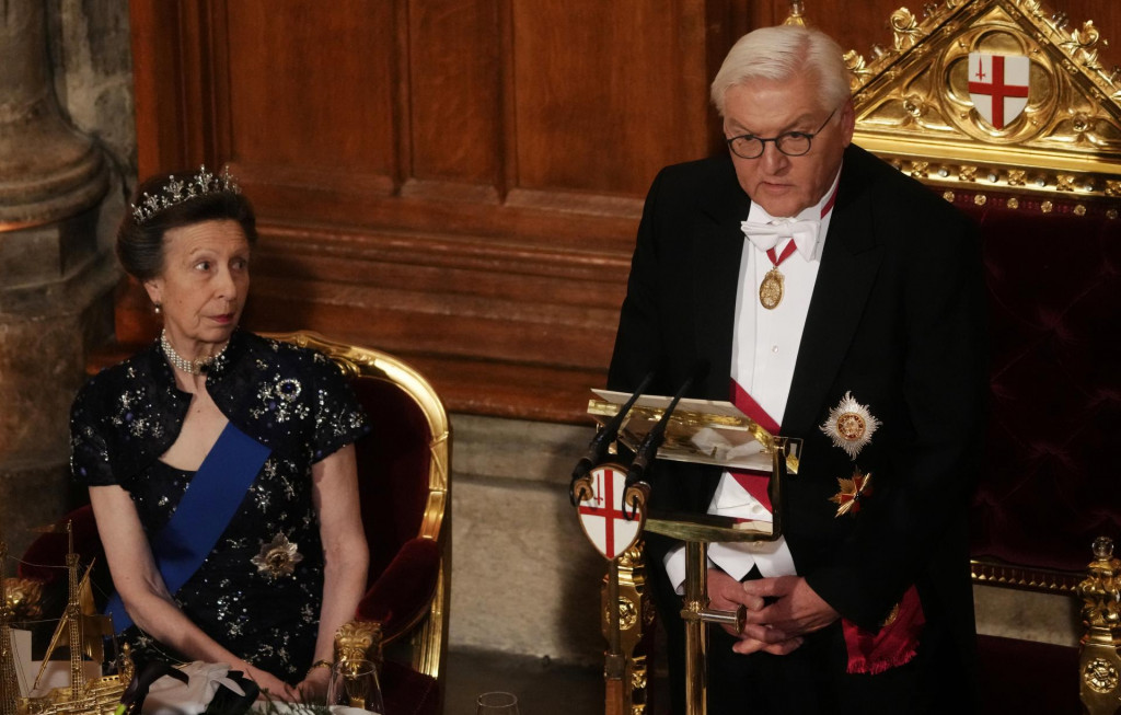 Nemecký prezident Frank-Walter Steinmeier prehovoril vedľa britskej princeznej Anny. FOTO: Reuters